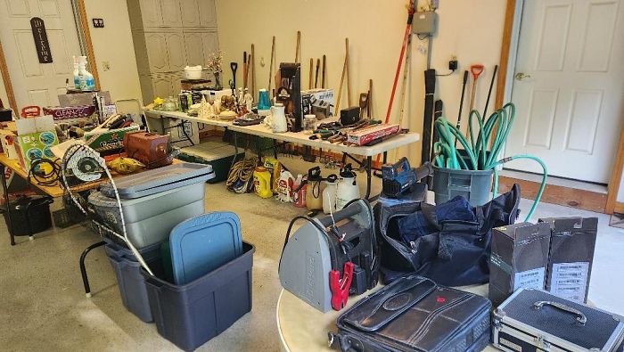 GATAGE/MOVING SALE photo