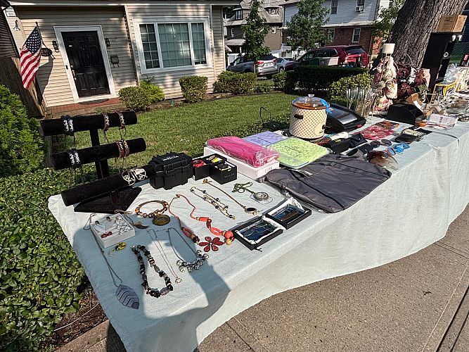 🏡🌞 SATURDAY 7/25 & SUNDAY 7/26 INDOOR & OUTDOOR YARD SALE! 240 MANOR RD🌞🏡 photo